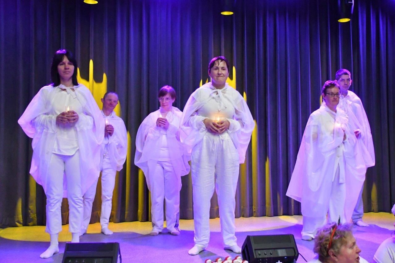 dzieci bawiące sie z mikołajem w ośrodku kultury