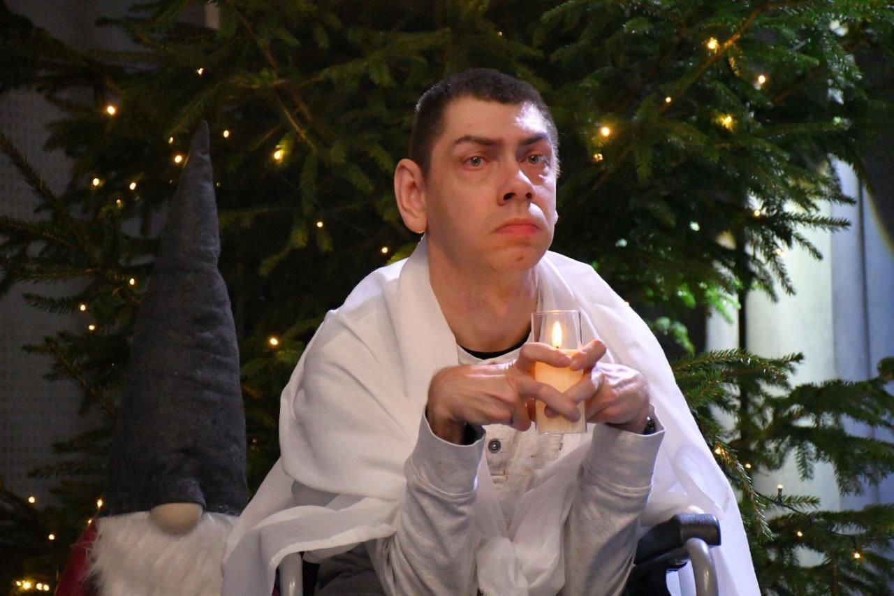 dzieci bawiące sie z mikołajem w ośrodku kultury