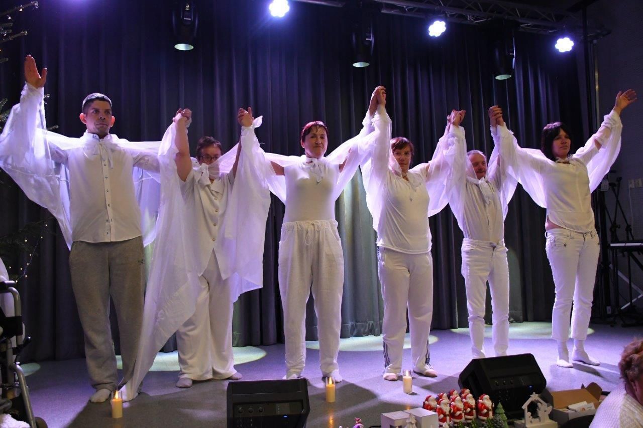 dzieci bawiące sie z mikołajem w ośrodku kultury