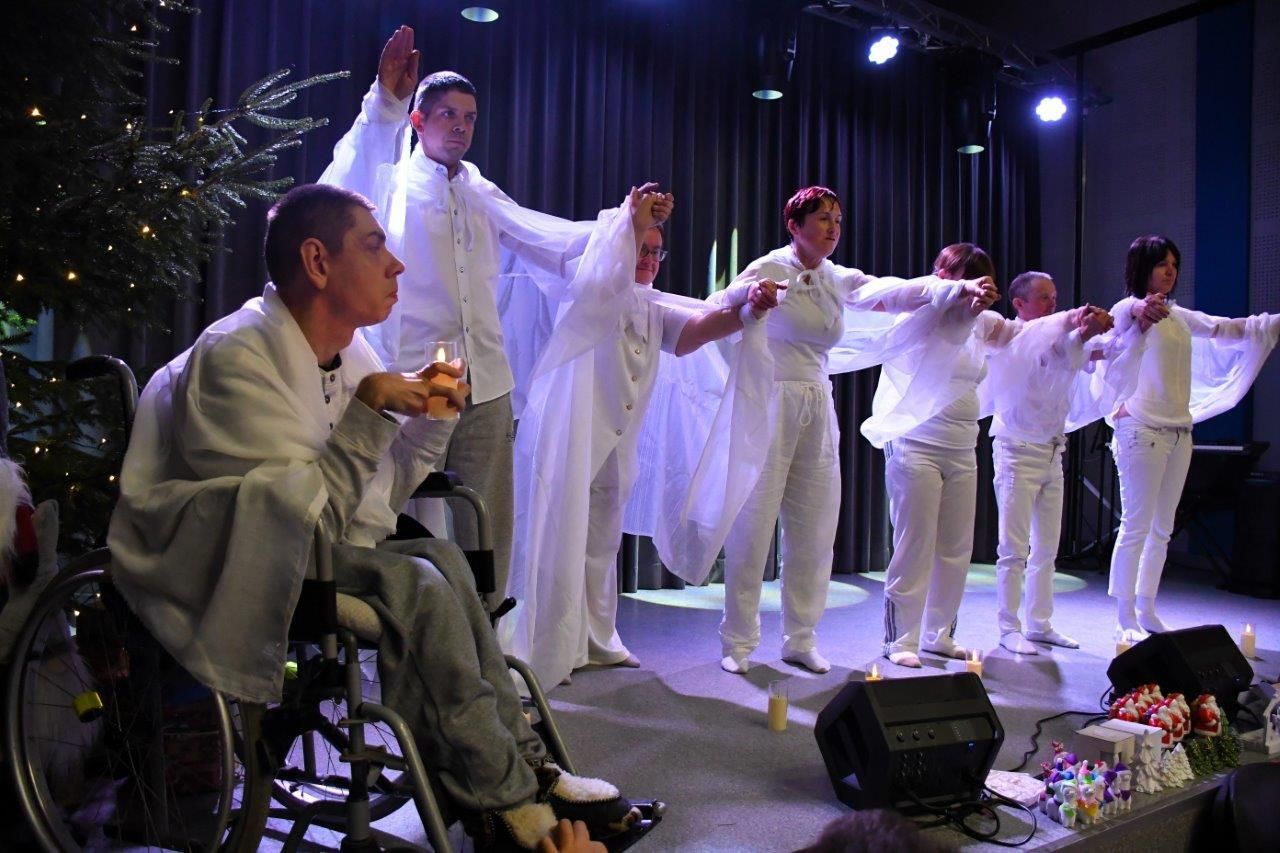 dzieci bawiące sie z mikołajem w ośrodku kultury