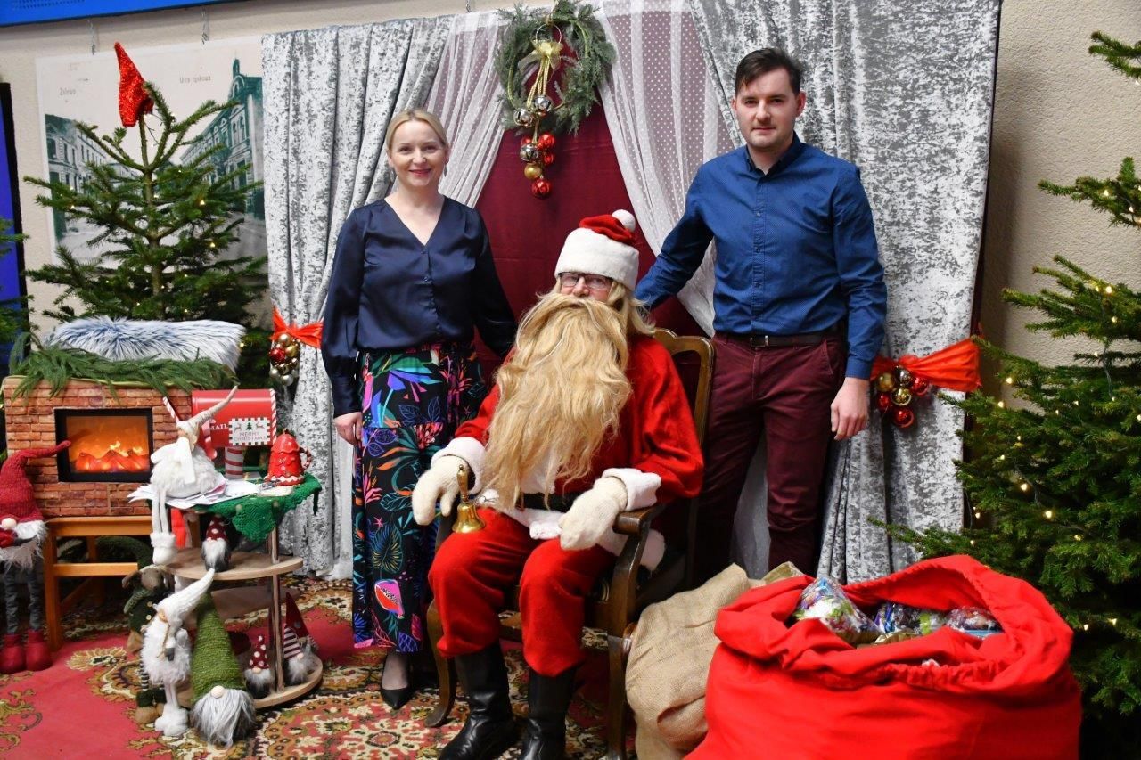 dzieci bawiące sie z mikołajem w ośrodku kultury