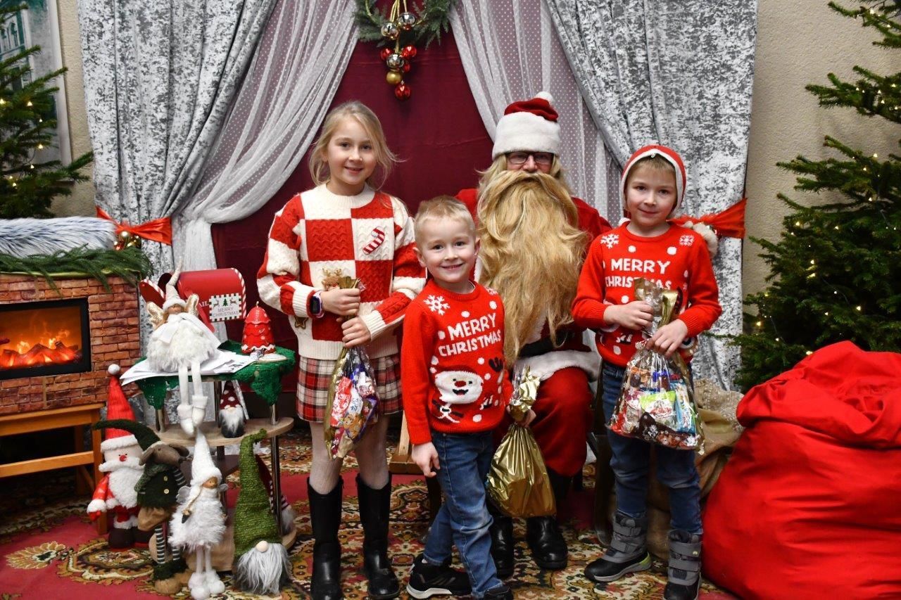 dzieci bawiące sie z mikołajem w ośrodku kultury