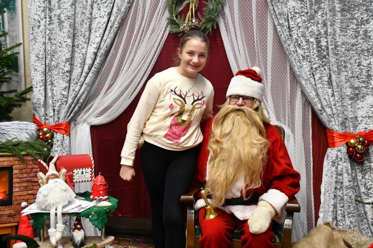 dzieci bawiące sie z mikołajem w ośrodku kultury