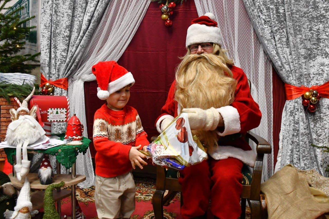 dzieci bawiące sie z mikołajem w ośrodku kultury