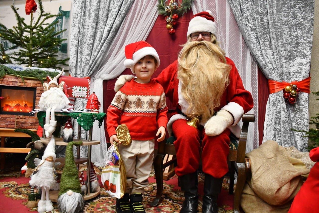 dzieci bawiące sie z mikołajem w ośrodku kultury