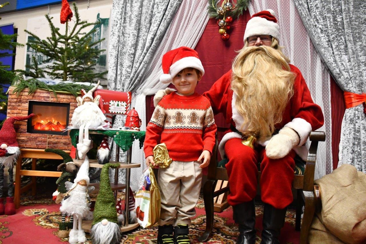 dzieci bawiące sie z mikołajem w ośrodku kultury