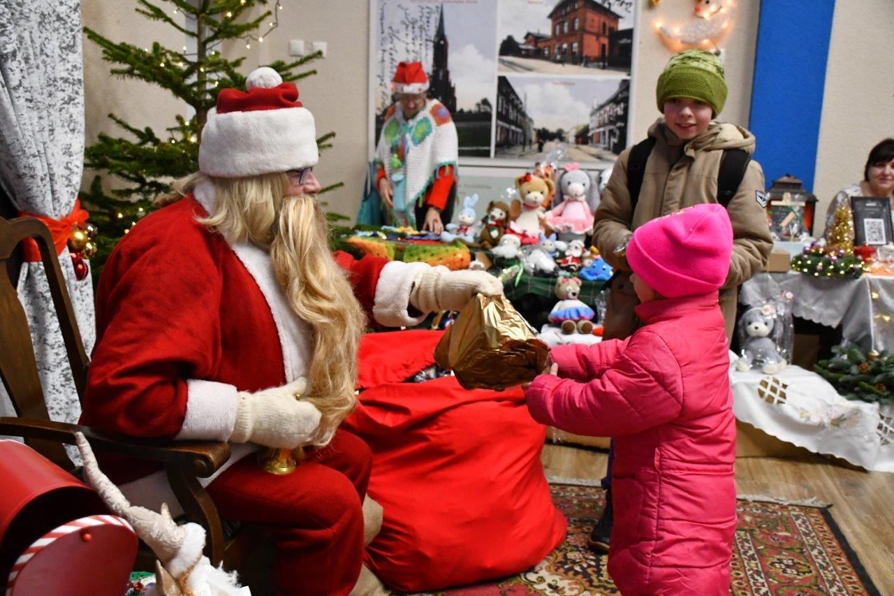 dzieci bawiące sie z mikołajem w ośrodku kultury