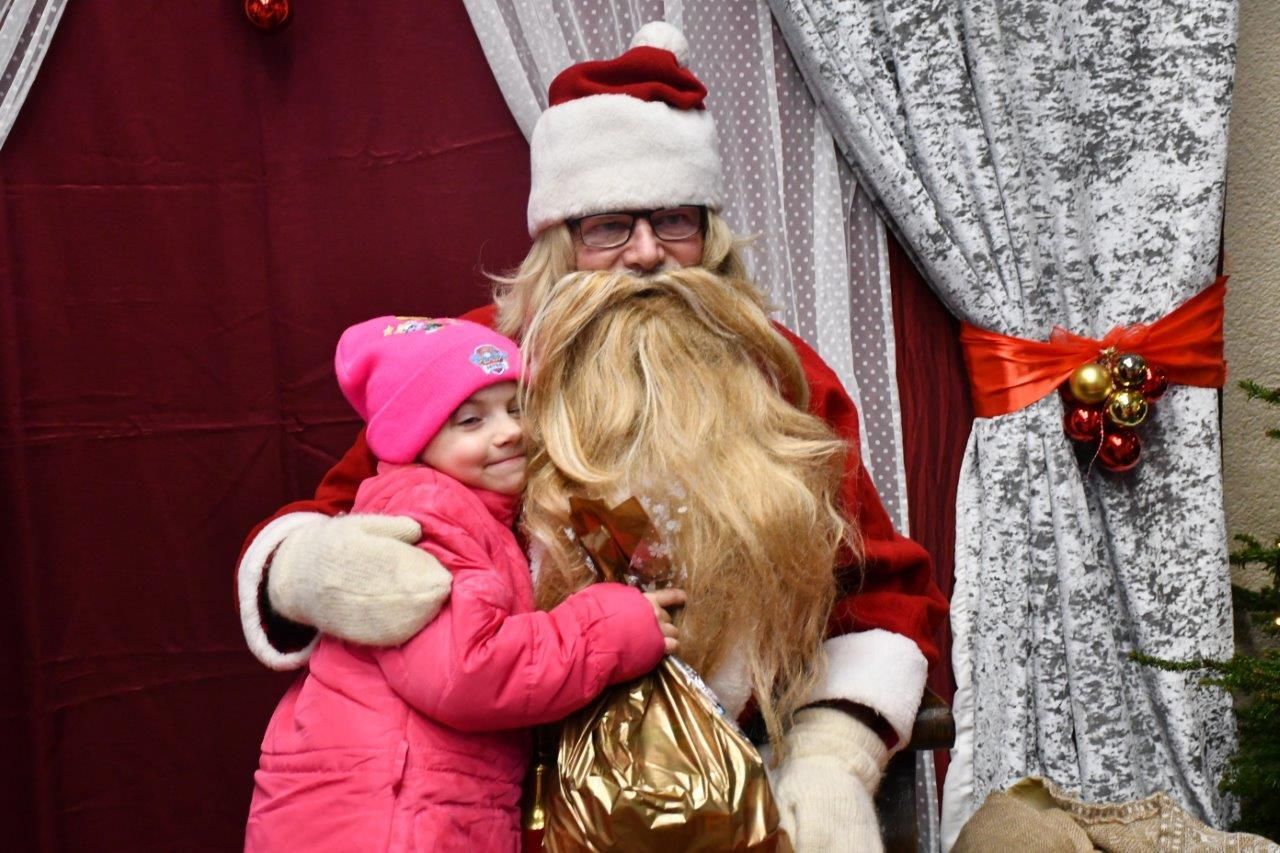 dzieci bawiące sie z mikołajem w ośrodku kultury