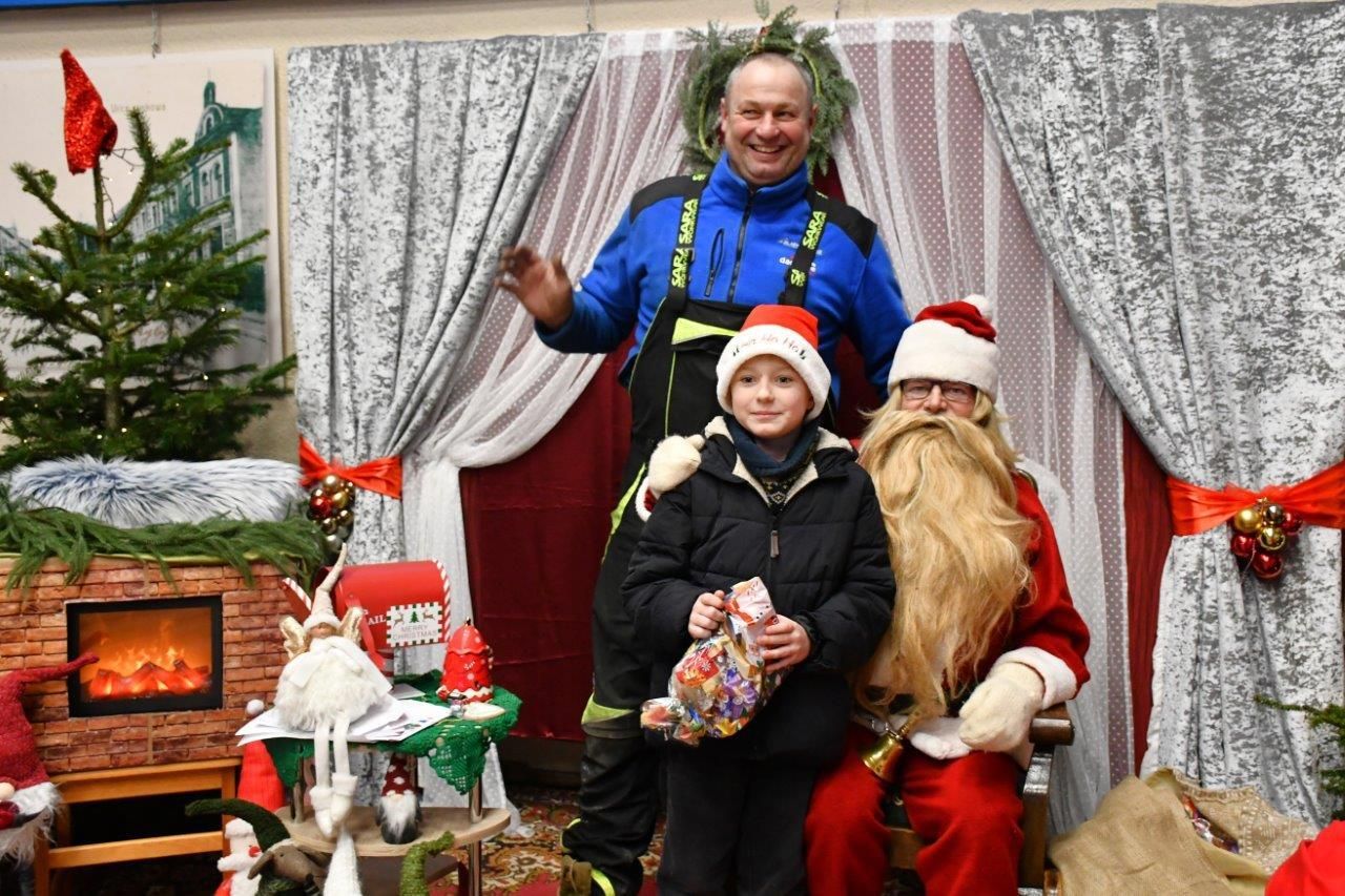 dzieci bawiące sie z mikołajem w ośrodku kultury