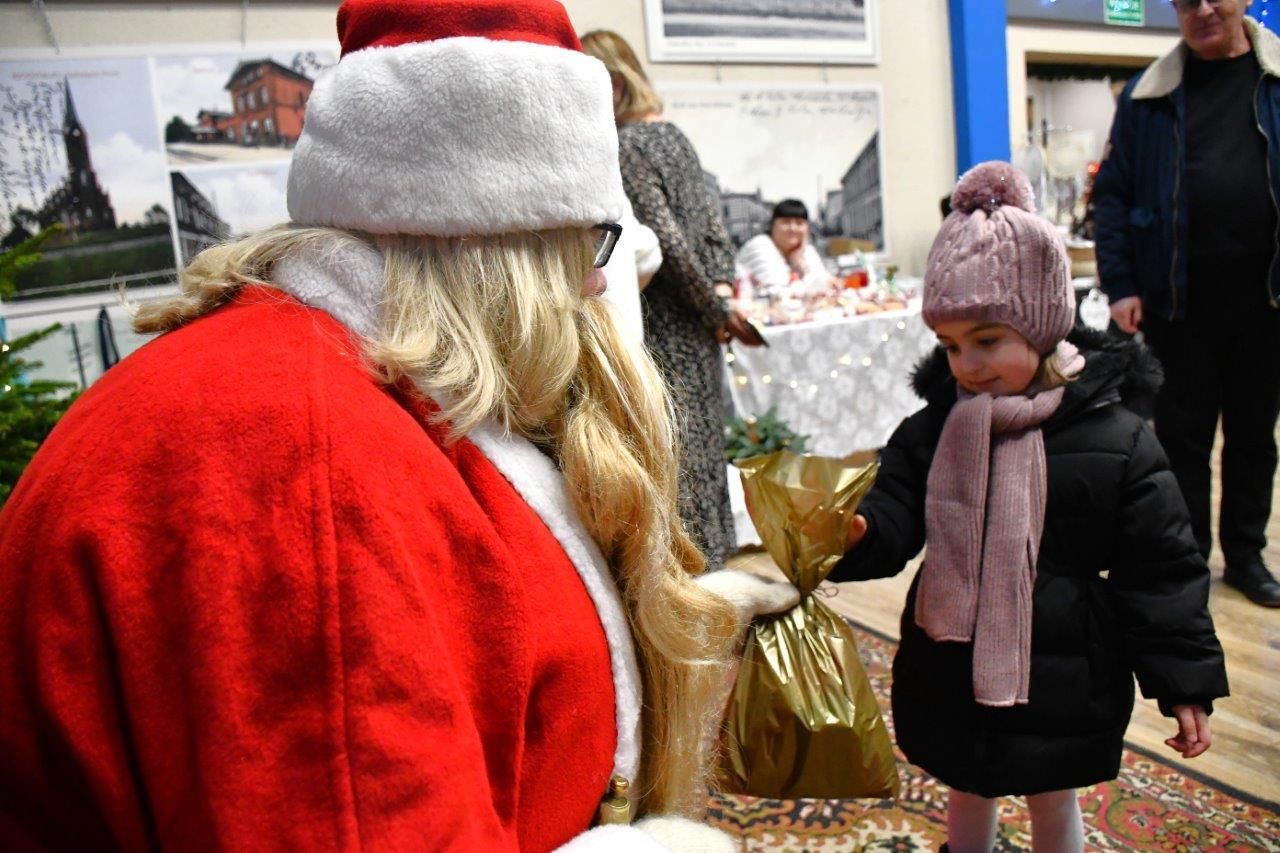 dzieci bawiące sie z mikołajem w ośrodku kultury