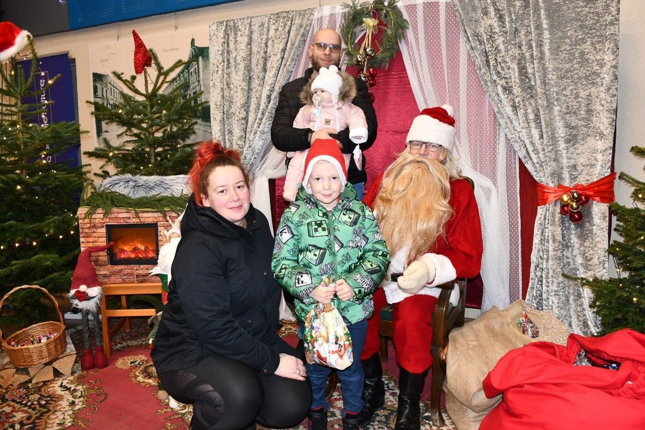 dzieci bawiące sie z mikołajem w ośrodku kultury