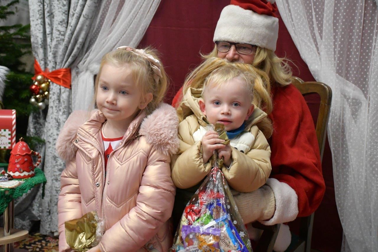 dzieci bawiące sie z mikołajem w ośrodku kultury