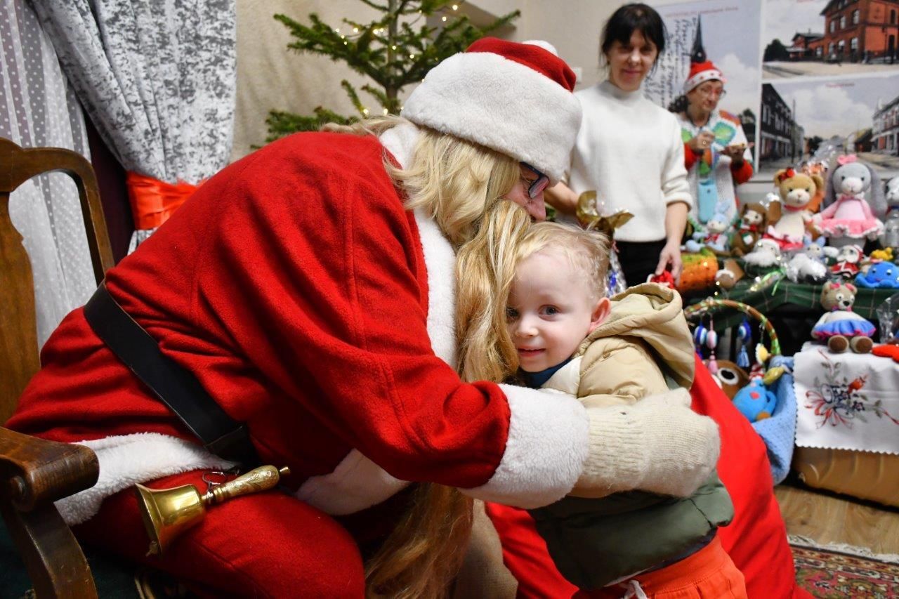 dzieci bawiące sie z mikołajem w ośrodku kultury