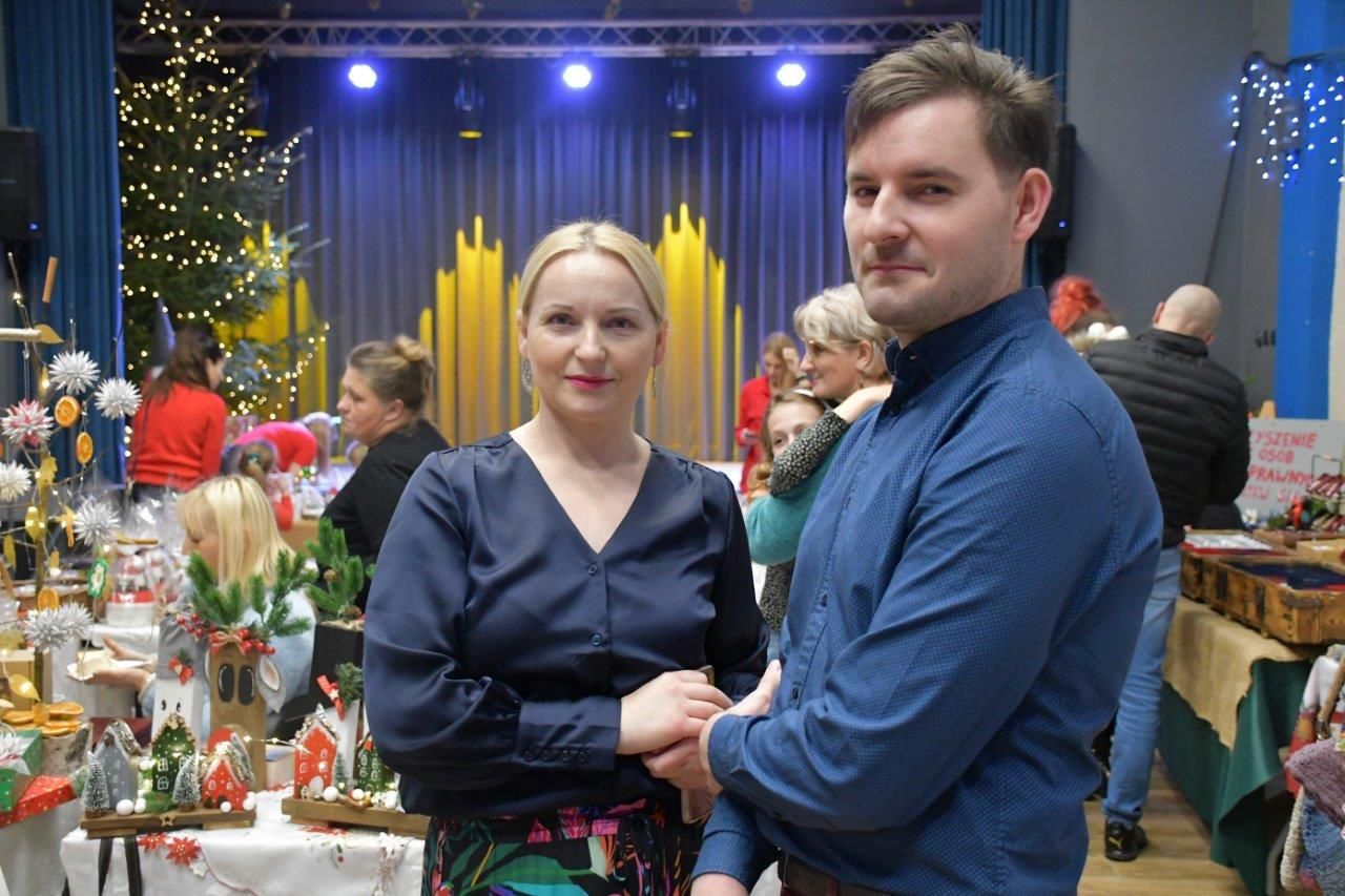 dzieci bawiące sie z mikołajem w ośrodku kultury