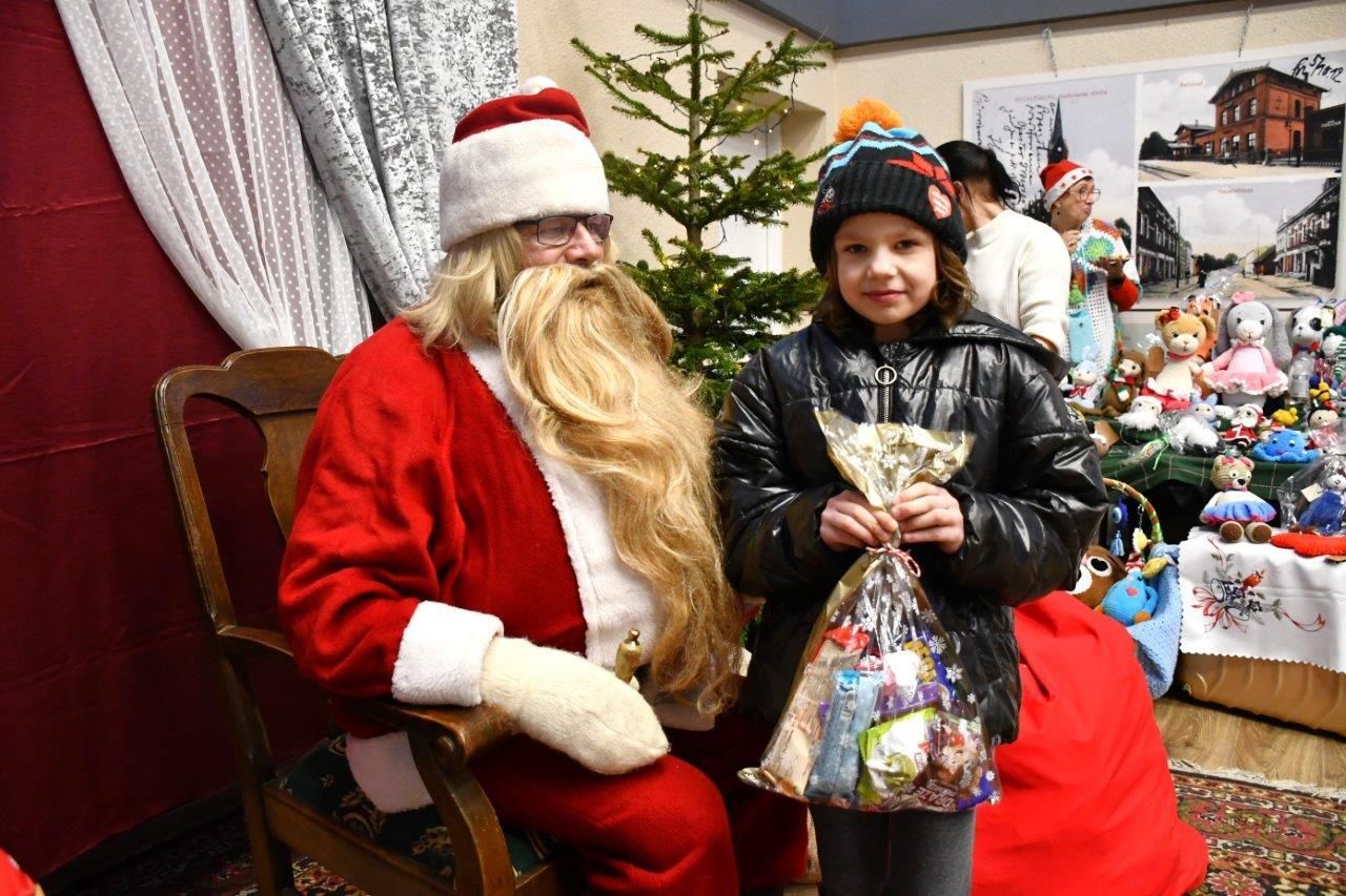 dzieci bawiące sie z mikołajem w ośrodku kultury