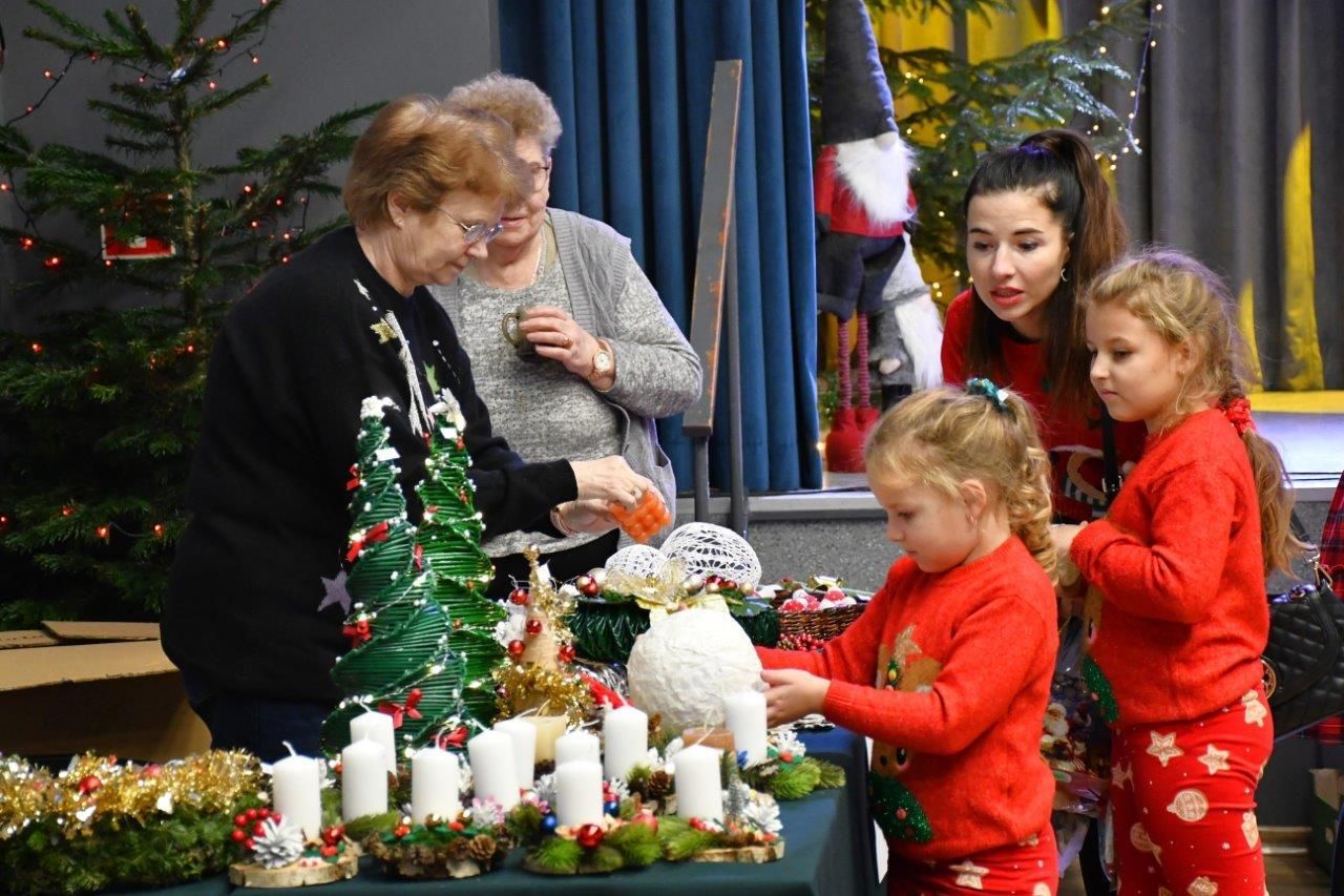 dzieci bawiące sie z mikołajem w ośrodku kultury