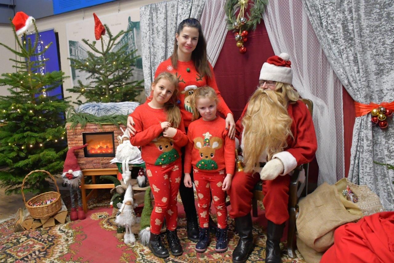 dzieci bawiące sie z mikołajem w ośrodku kultury