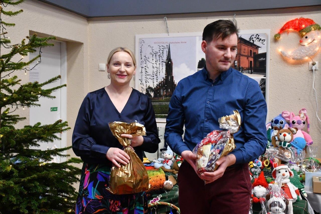 dzieci bawiące sie z mikołajem w ośrodku kultury