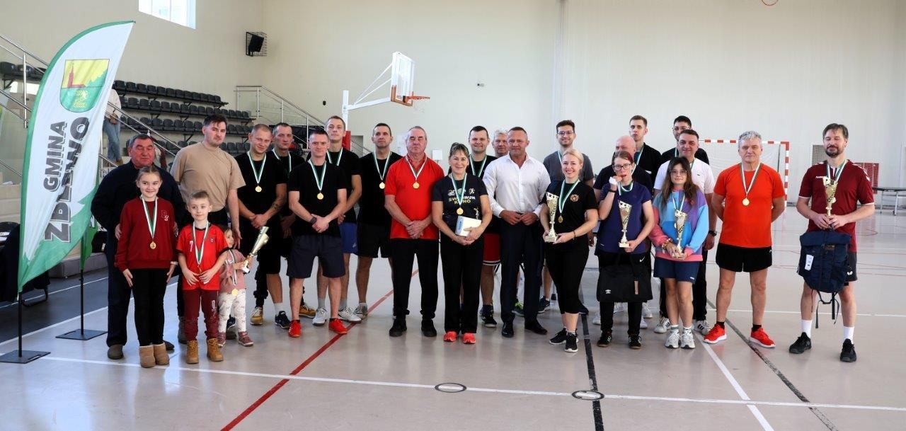 uczestnicy turnieju tenisa w zblewie