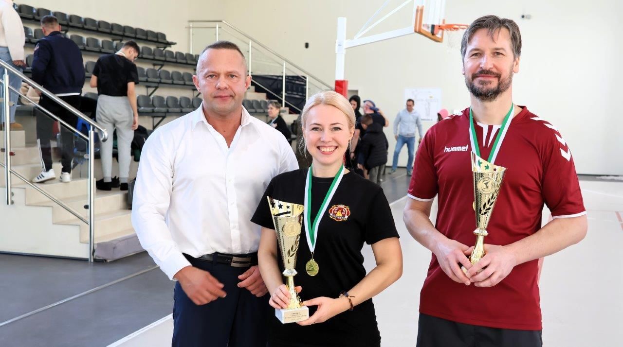 uczestnicy turnieju tenisa w zblewie