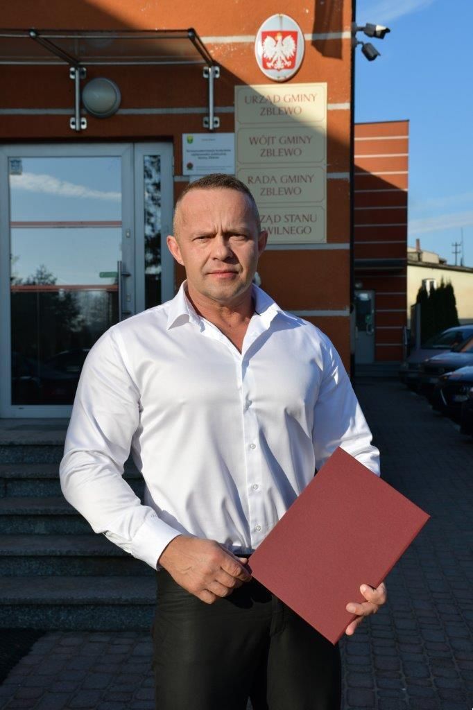 WÓJT ARTUR HEROLD STOI PRZED URZĘDEM