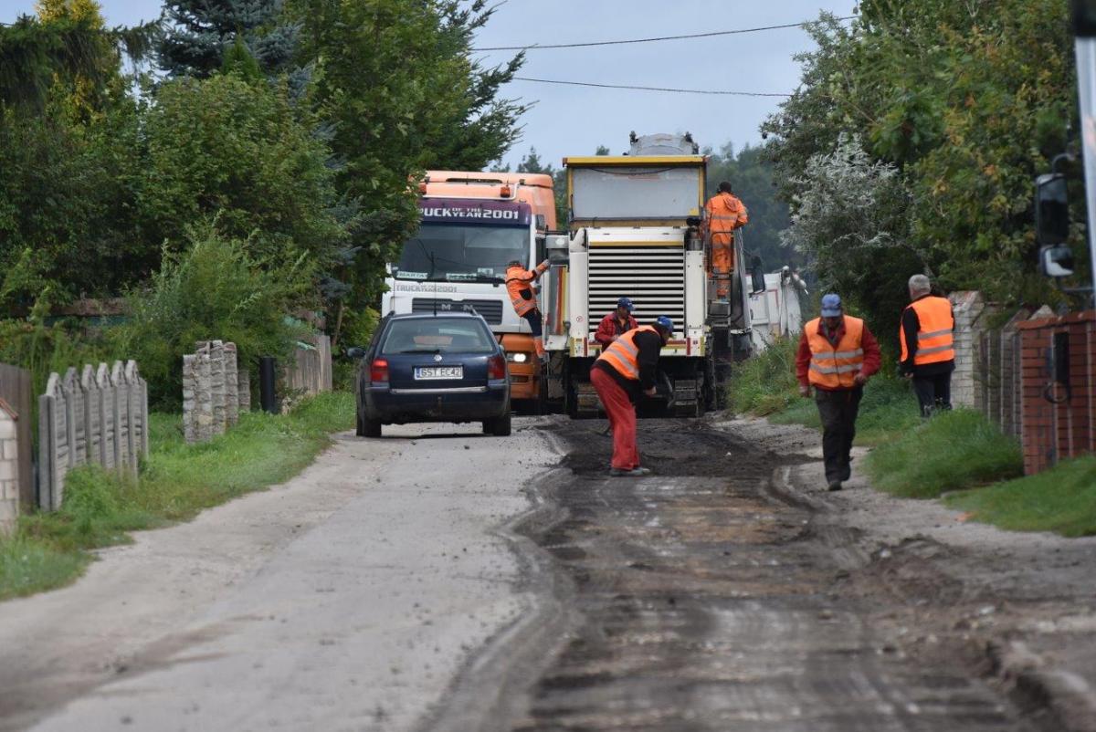 roboty drogowe gruntowe na ulicy gajowej - drogowcy w trakcie ptracy