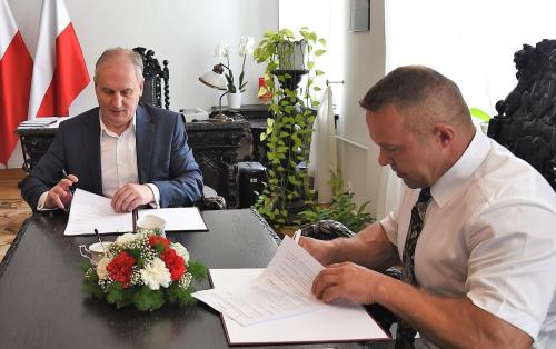 BUDOWA PRZEDSZKOLA W ZBLEWIE. WOJEWODA PODPISAŁ UMOWĘ