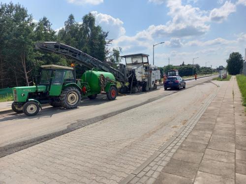 RUSZYŁY ROBOTY DROGOWE NA UL. SZKOLNEJ W BORZECHOWIE. PRZEPRASZAMY ZA UTRUDNIENIA