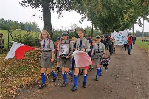 TOMASZEWO: MARSZ PAMIĘCI I WSPOMNIENIE PIOTRA SZTURMOWSKIEGO