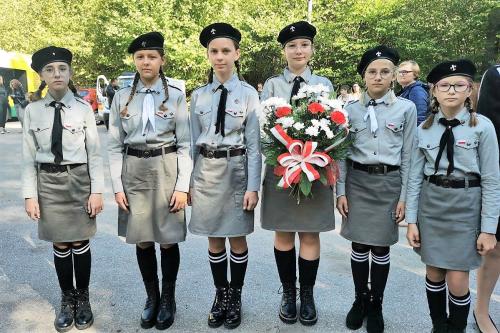 HARCERZE I SPOŁECZNOŚĆ SZKOLNA Z PINCZYNA W HOŁDZIE OFIAROM ZBRODNI SZPĘGAWSKIEJ