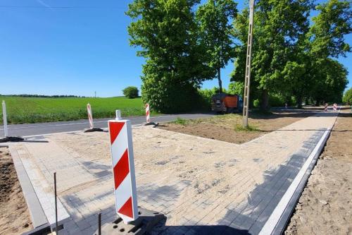 CHODNIK WŚRÓD DRZEW W RADZIEJEWIE