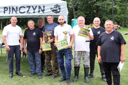 wędkarze uczestnicy zawodów o puchar wójta