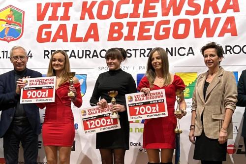 biegacze nagrodzeni puchary