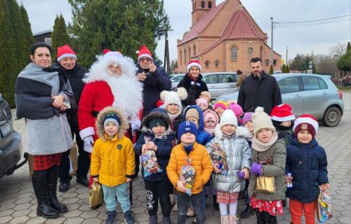 mikołaj z dziećmi przed kościołem