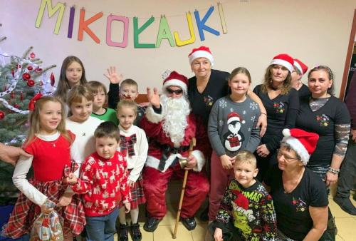 dzieci bawiace się na mikołajkach