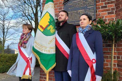 POCZET SZTANDAROWY PRZED TABLICĄ