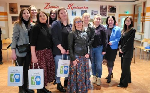 kobiety grają pinczyn