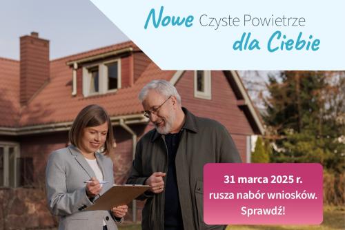 uśmiechnieta kobieta i mężczyzna pochyleni nad dokumentami programu czyste powietrze