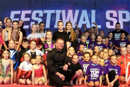 UCZESTNICY FESTIWALU SPORTU W ZBLEWIE NA SCENIE