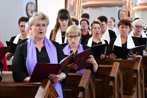 koncert piesni kościelnej chórzyści w kościele