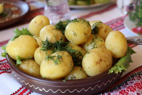 DZIEŃ ZIEMNIAKA NA STOLE W MISCE KARTOFLE