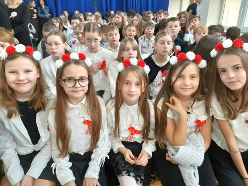 DZIECI Z BIAŁO CZERWONYMI KOTYLIONAMI