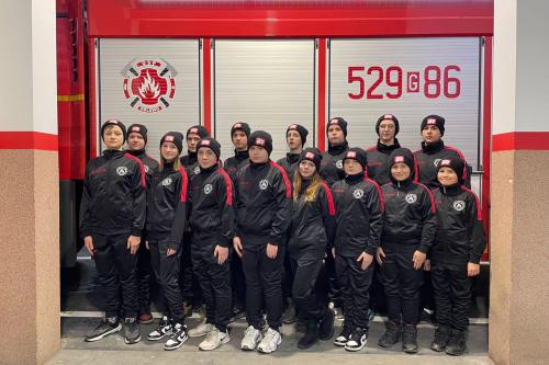 członkowie młodziezowej druzyny pożarniczej