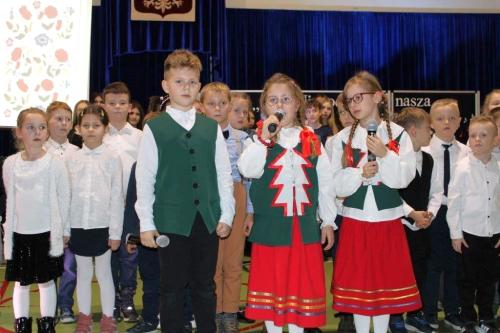 DZIECI ŚPIEWAJACE PODCZAS KONCERTU DLA nIEPODLEGŁEJ