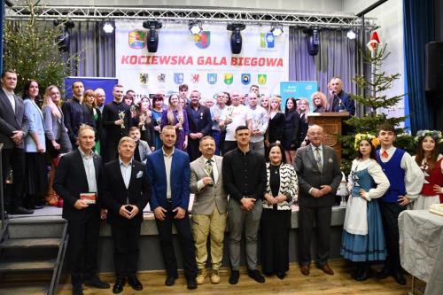 SPORTOWCY PODCZAS GALI SPORTOWEJ