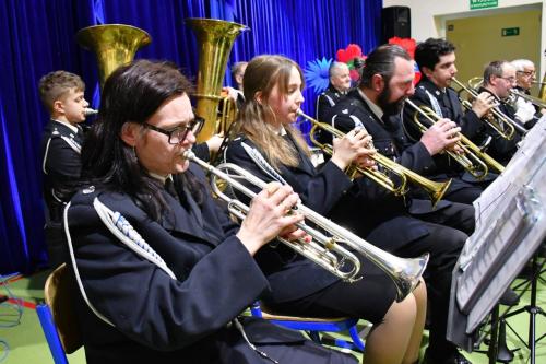 gminna orkiestra dęta gra koncert