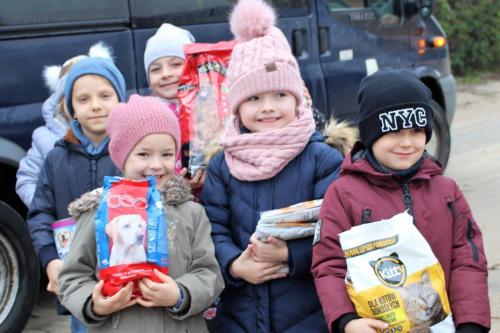 PRZEDSZKOLAKI ZE ZBLEWA POMAGAJĄ ZWIERZĘTOM